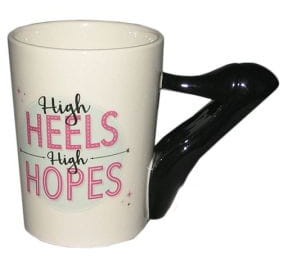 elegancki kubek kobiecy z uchem w kształcie czarnej szpilki