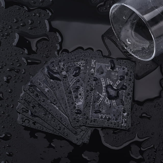 czarna talia kart pokerzysty