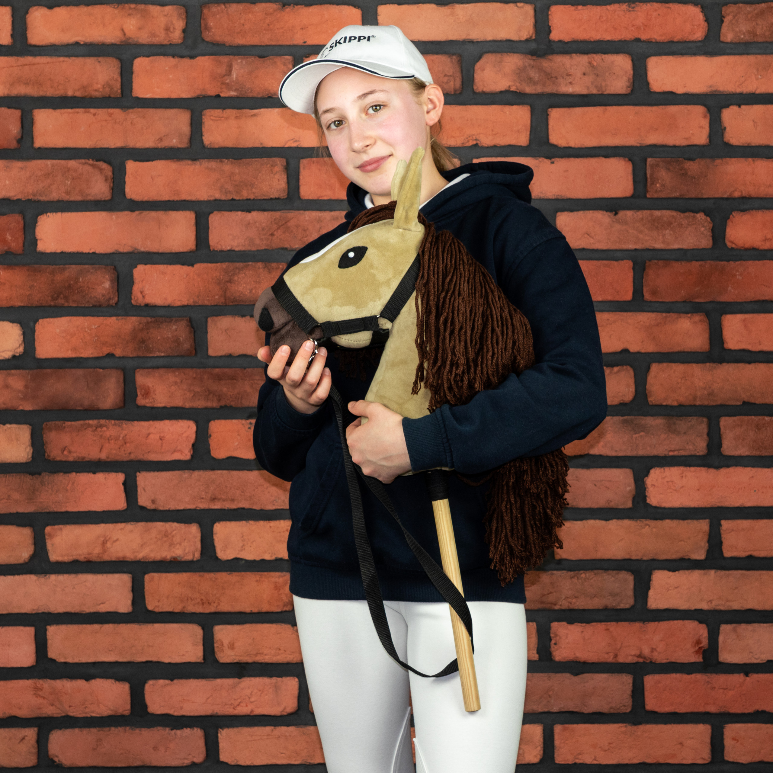 Koń na kiju karmelowy beżowy karmel  kantar hobby horse skippi zabawka dla dziewczynek