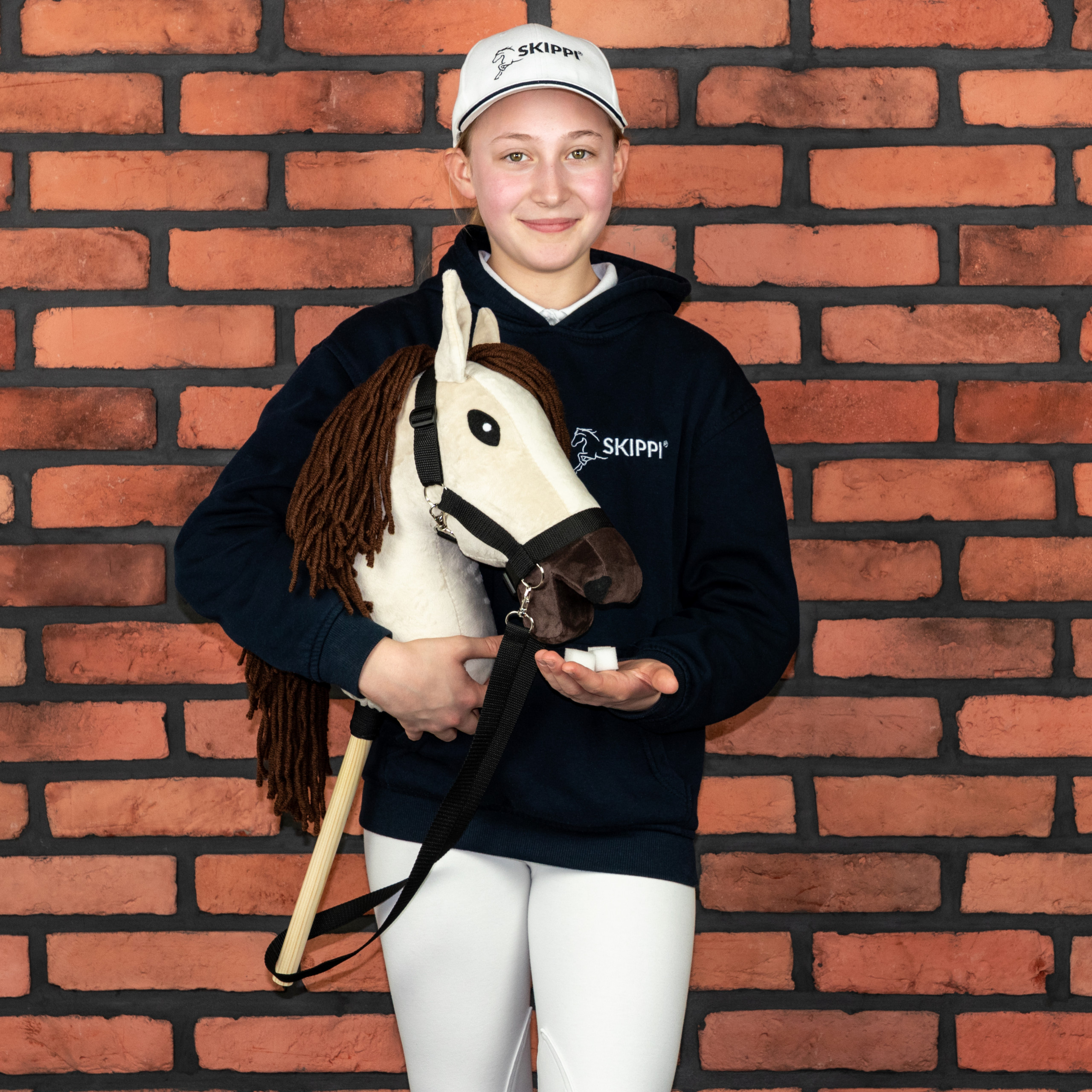 Koń na kiju biszkoptowy beżowy kremowy kantar hobby horse skippi zabawka dla dziewczynek
