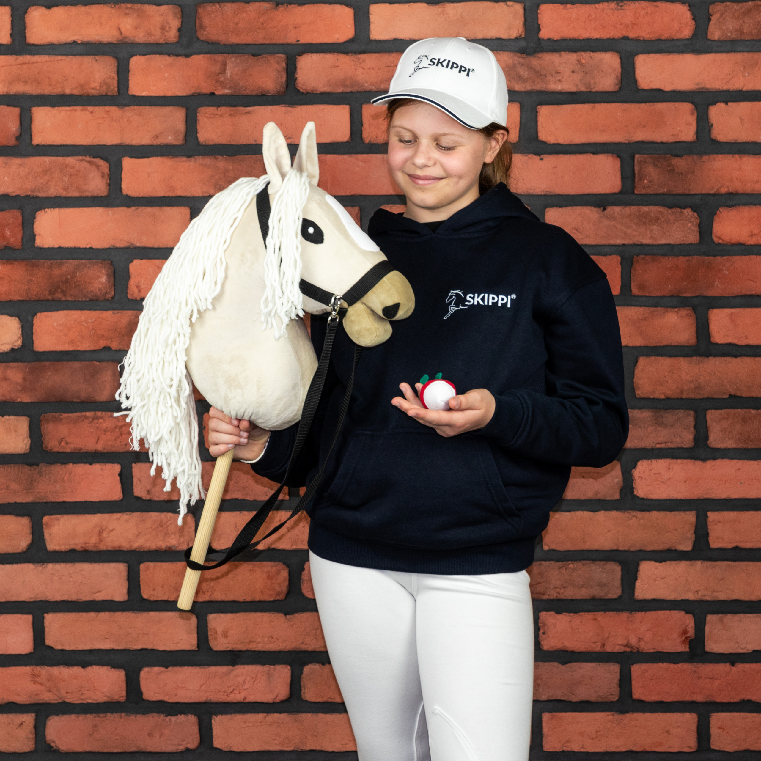 Koń na kiju migdałowy jasny beżowy kantar hobby horse skippi zabawka dla dziewczynek